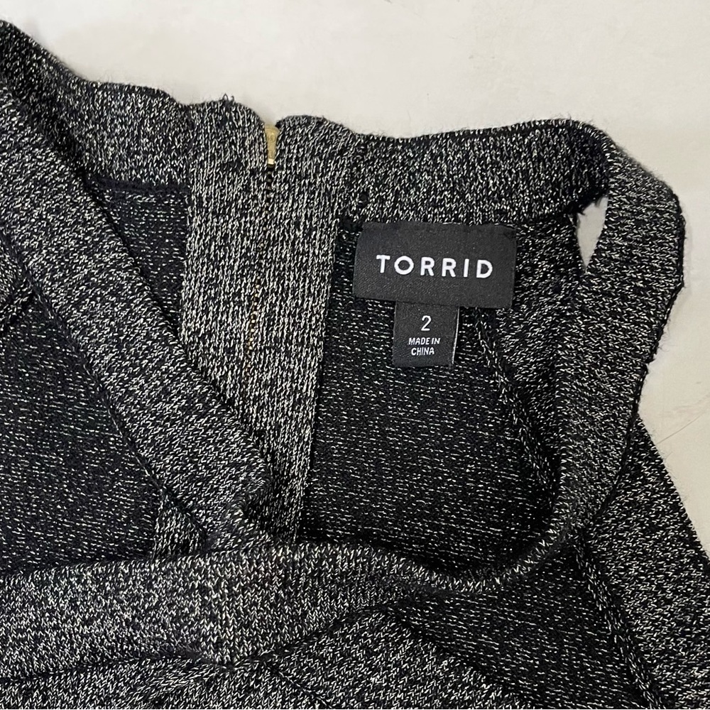 Torrid Black Metallic Cross Neck Back Zip Cold Shoulder Shirt Size 2X - Picture 6 of 8